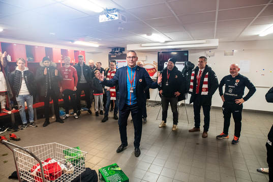 Kalmars klubbchef Mattias Rosenlund jublar