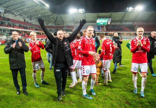 Kalmars tränare Jens Nilsson jublar