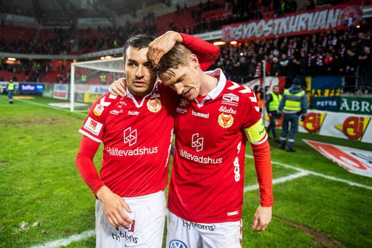Kalmars Emin Nouri och Rasmus Elm kramar om varandra