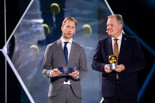 Simon Bank, Aftonbladet och Karl-Erik Nilsson, ordförande Svenska Fotbollförbundet prisutdelare av Guldbollen