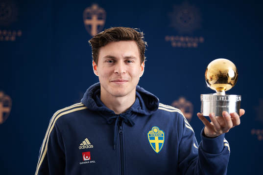 Sveriges Victor Nilsson Lindelöf poserar med Guldbollen efter att ha blivit utsedd till årets bästa herrspelare, som en del