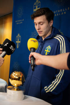 Sveriges Victor Nilsson Lindelöf blir intervjuad