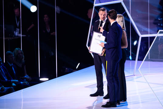 Sofie Nehvonen och Jeff Tössberg från Gatans Lag, pristagare av 2019 års Number 10 stipendium från 10Foundation