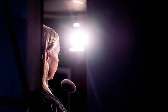 Caroline Seger intervjuas av media