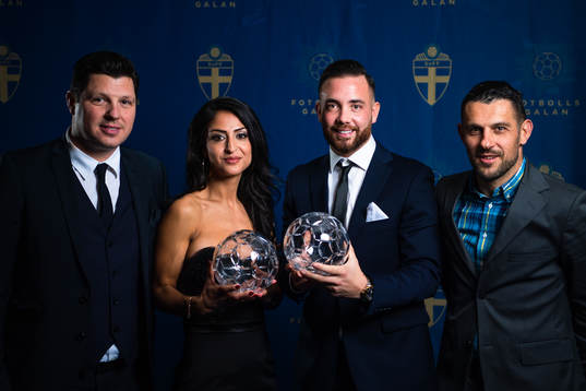 Prisutdelare Matija Dulvat och Mufad Bajraktarevic med Falcao FCs Nazanin Vaseghpanah och IFK Uddevalla/Örebro SKs Kristian Legiec poserar för porträtt med priset för Årets Futsalspelare