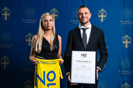 Sofie Nehvonen och Jeff Tössberg Gatans Lag poserar för porträtt med priset för  2019 års Number 10 stipendium från 10Foundation