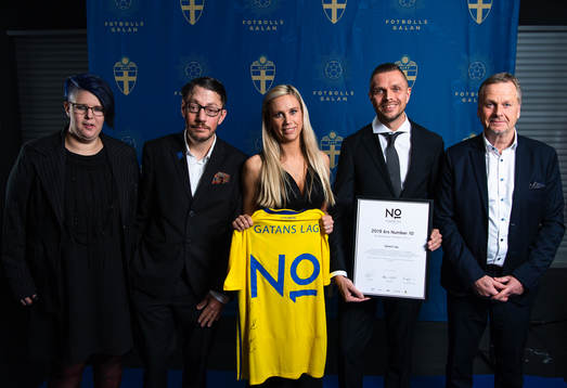 Representanter från Grunden bois med Sofie Nehvonen och Jeff Tössberg, Gatans Lag, poserar för porträtt med priset för  2019 års Number 10 stipendium från 10Foundation