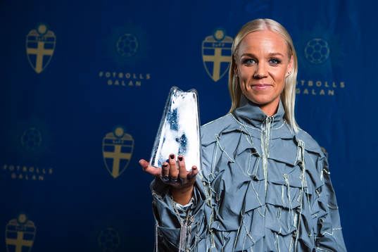 Rosengårds Caroline Seger poserar för porträtt med Diamantbollen