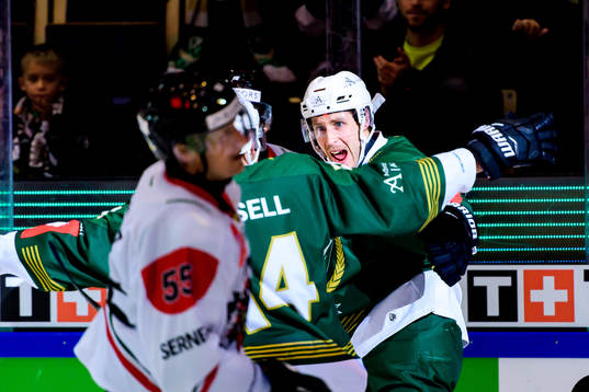 Per Åslund of Färjestad celebrates