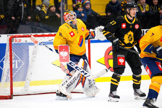 Robin Alvarez of Skellefteå and goalkeeper Niklas Svedberg