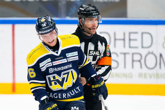 s Filip Sandberg och domare Mikael Sjöqvist