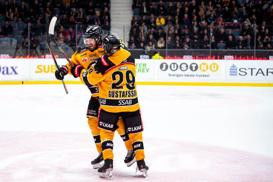 Luleås Juhani Tyrväinen och Daniel Sondell jublar