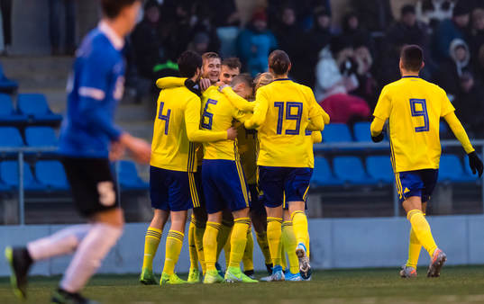 a vänster) jublar med lagkamrater efter att ha gjort 2-0 under fotbollsmatchen i EM-kvalet för P19 mellan Sverige och Estland den 16 november 2019 i Sandviken. 