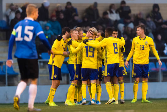 a vänster) jublar med lagkamrater efter att ha gjort 2-0 under fotbollsmatchen i EM-kvalet för P19 mellan Sverige och Estland den 16 november 2019 i Sandviken. 