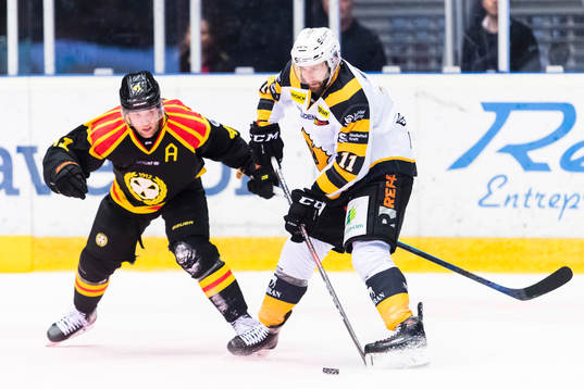 Brynäs Greg Scott i kamp om pucken med Skellefteås Tom