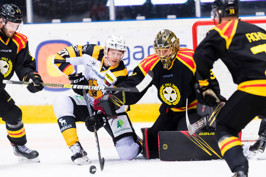 Skellefteås Robin Alvarez oroar framför Brynäs målvakt