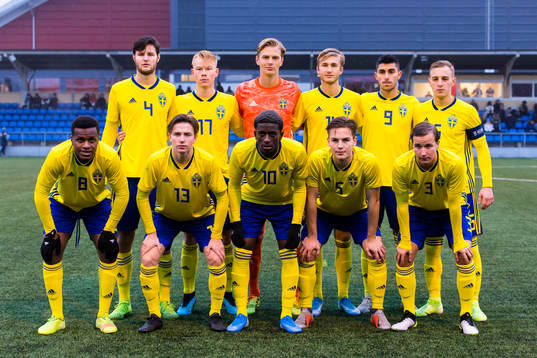Sveriges P19 landslag poserar för ett lagporträtt. Uppe från vänster, Helmer Andersson, Linus Borgström, målvakt Simon Andersson, Benjamin Nygren , Rami Hajal, Amel Mujanic. Nedre vänster, Manasse Kusu, Erik Grandelius, Jack Lahne, Samuel Ohlsson, Hampus Svensson