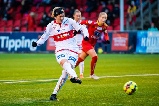 Maria Dybwad Brochmann of Sandviken missingon a penalty kick