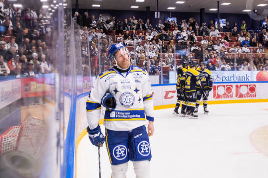 s Alexander Bergström jublar med lagkamrater