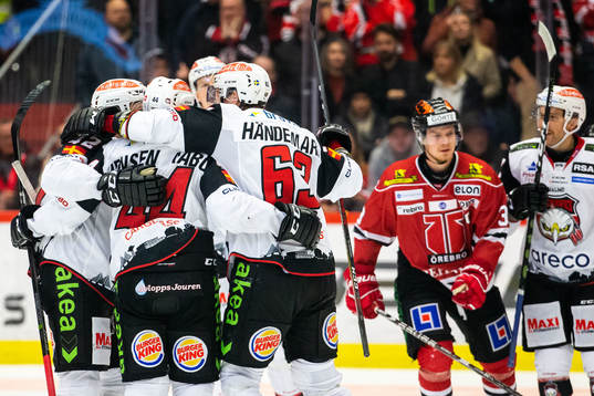Malmö Redhawks Jesper Jensen Aabo jublar med lagkamrater