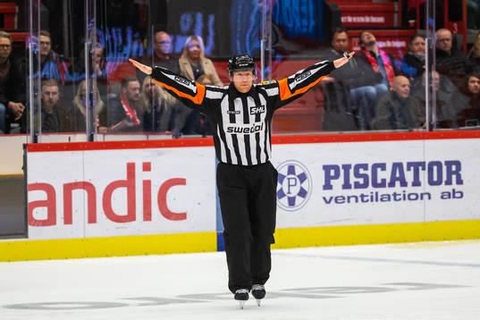 Domare Mikael Holm dömer bort Örebros 3-2 mål