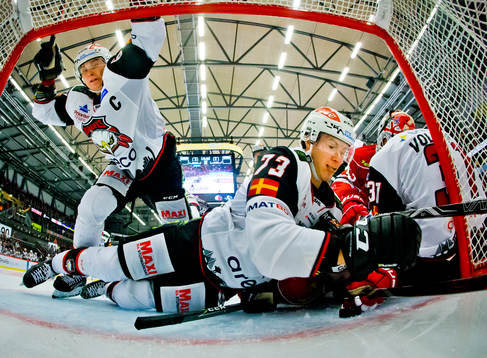 Malmö Redhawks Adam Ollas Mattsson och Örebros Marcus