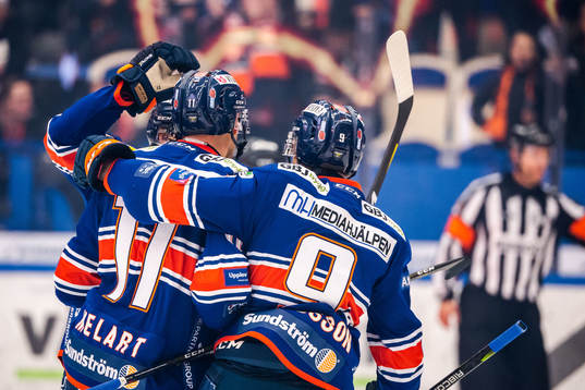 Växjös Ilari Melart jublar med lagkamrater