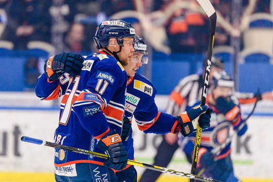 Växjös Ilari Melart  och Miika Koivisto jublar