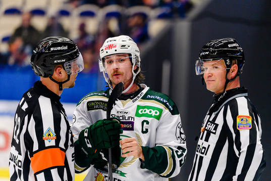 Färjestads Linus Johansson pratar med Domare Andreas