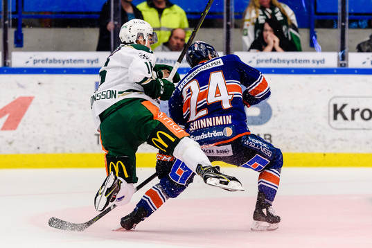 Växjös Brendan Shinnimin tacklar Färjestads Lucas