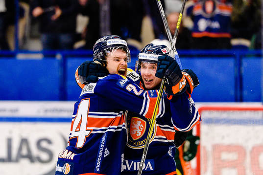 Växjös Brendan Shinnimin och Miika Koivisto jublar