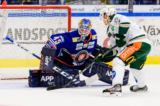 Växjös målvakt Viktor Andrén räddar en straff slagen