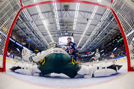 Växjös Brendan Shinnimin oroar framför Färjestads