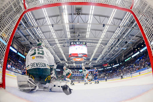 Växjös Miika Koivisto (ej i bild) gör mål 3-2 bakom