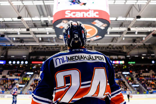 Växjös Brendan Shinnimin tittar på jumbotronen