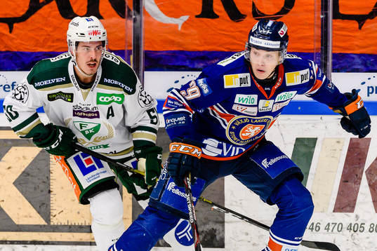 Växjös Pontus Holmberg jagas av Färjestads Sebastian