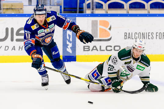 Färjestads Per Åslund faller