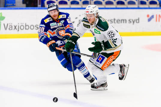 Färjestads Jesper Olofsson jagas av Växjös Erik Josefsson
