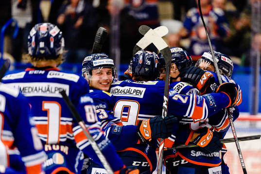 Växjös Oliver Bohm jublar med övriga spelare