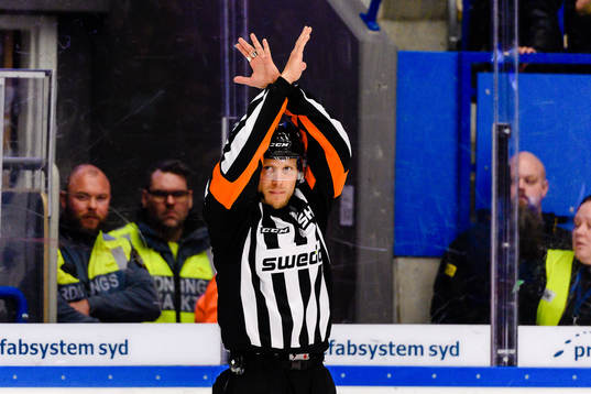 Domare Andreas Harnebring gör tecken för straff