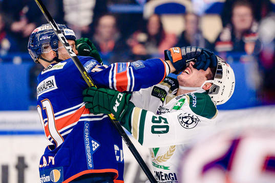 Gruff mellan Växjös Ilari Melart  och Färjestads