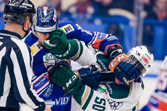 Gruff mellan Växjös Ilari Melart  och Färjestads