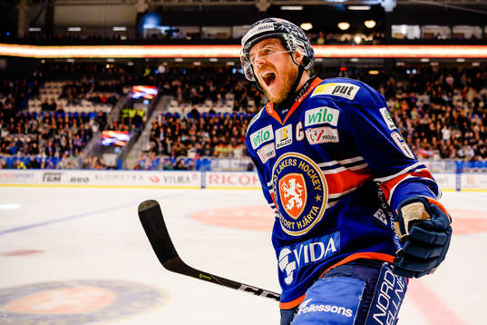 Växjös Erik Josefsson jublar