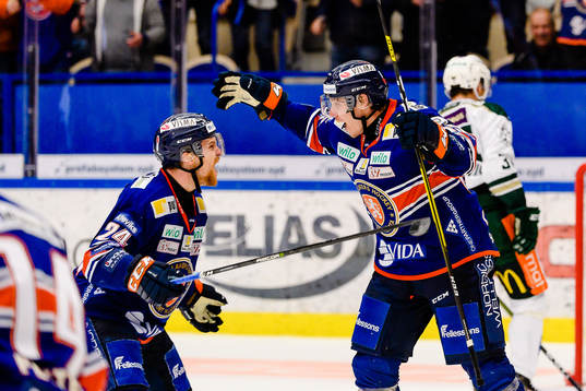Växjös Brendan Shinnimin och Miika Koivisto jublar