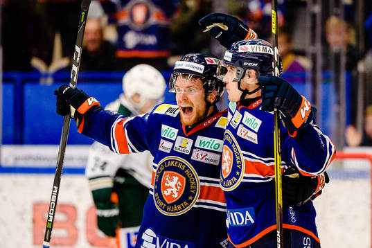 Växjös Brendan Shinnimin och Miika Koivisto jublar