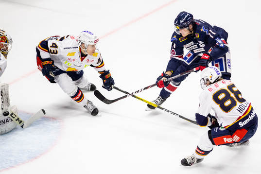 Luleås Petter Emanuelsson mot Djurgårdens Tom Nilsson och