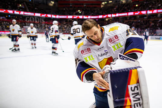 Djurgårdens målvakt Niklas Svedberg gör sig redo för