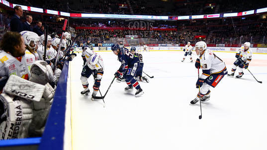 Spel framför Djurgårdens båd