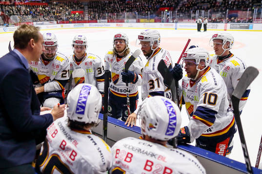Djurgårdens spelare med assisterande tränare Mikael