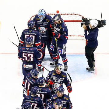 Linköpings spelare tackar målvakt Jonas Gustavsson